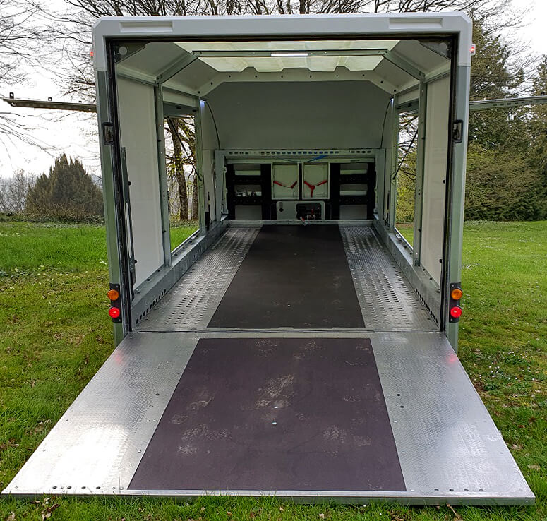 arriere_remorque_fermee_porte_ouverte